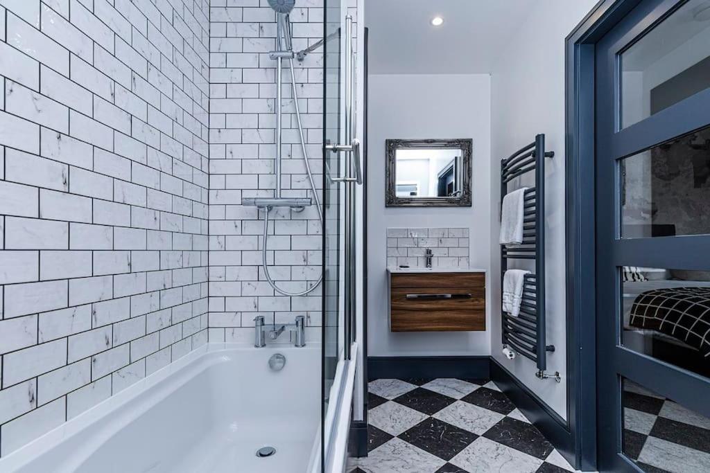 Bootique House - Luxury Group Accommodation In 웨이크필드 외부 사진